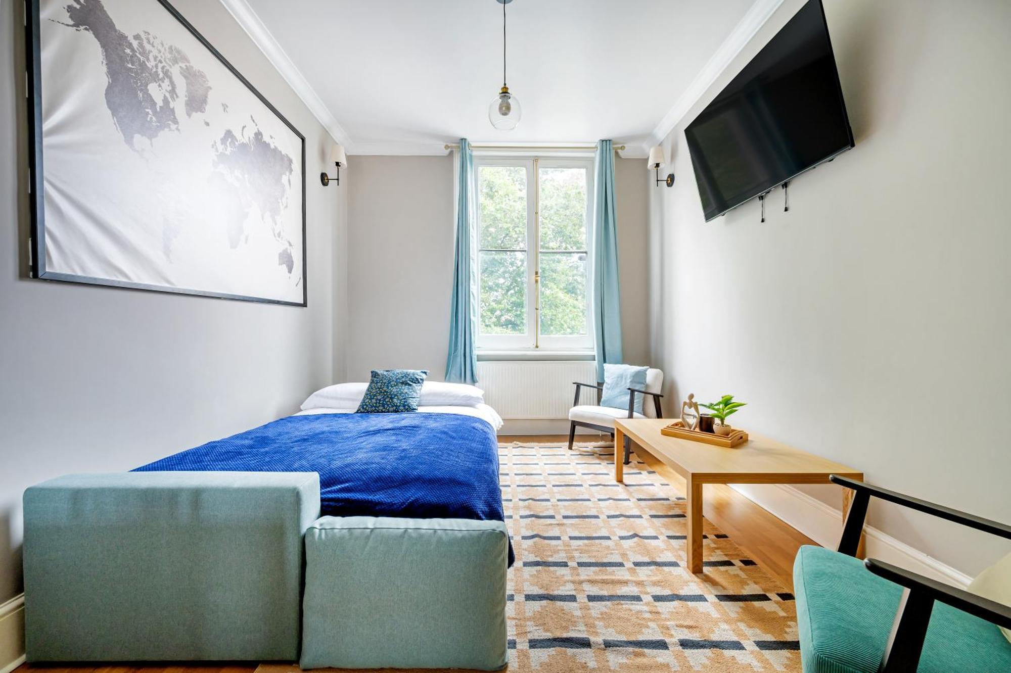 Large 1 Bedroom In Center Of 2 *