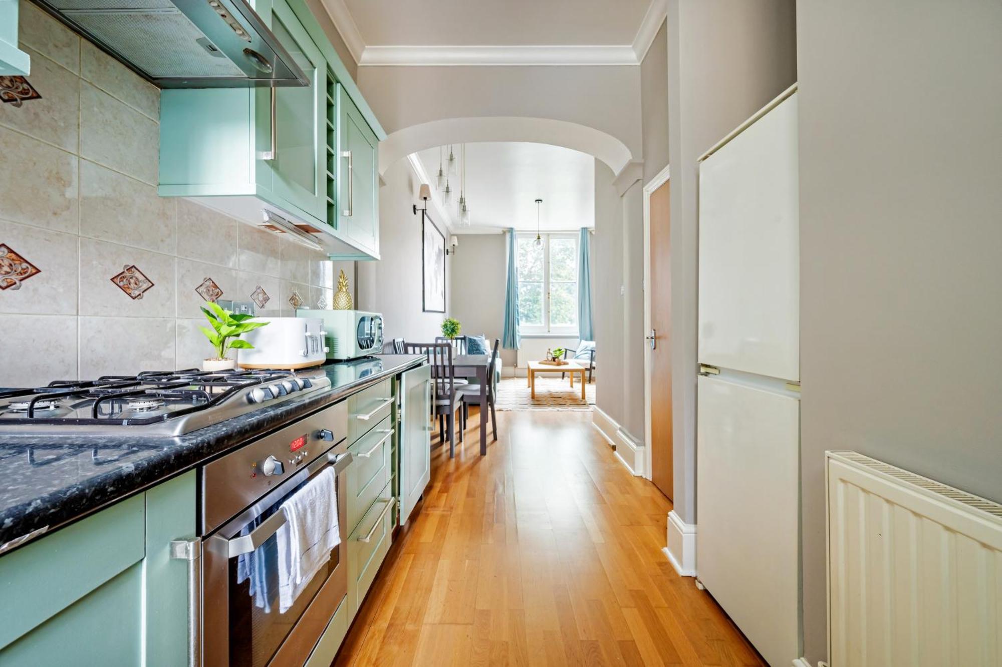 Large 1 Bedroom In Center Of 2 Apartment *