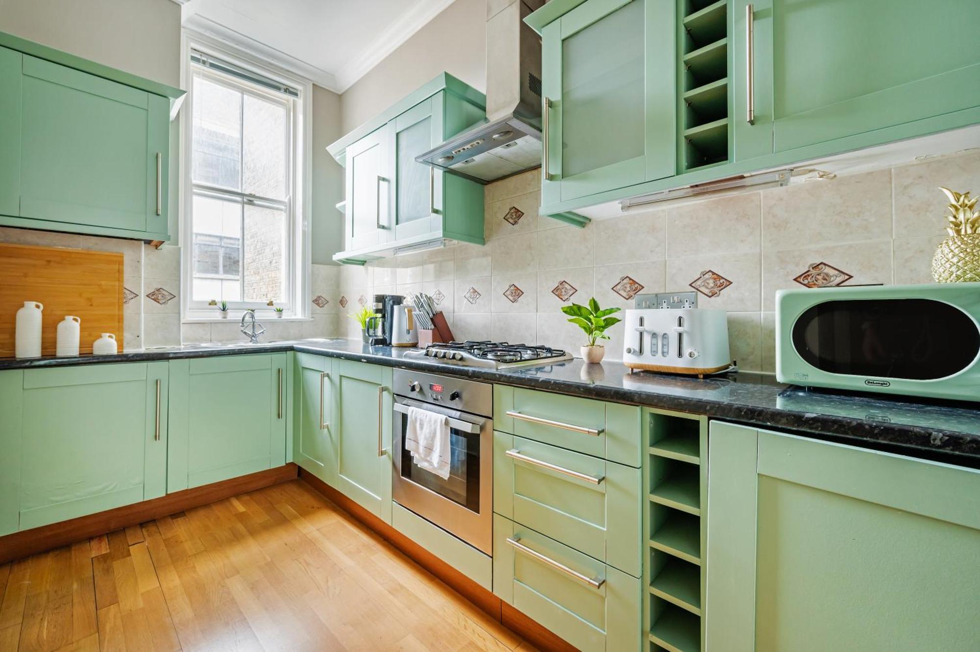 Large 1 Bedroom In Center Of 2