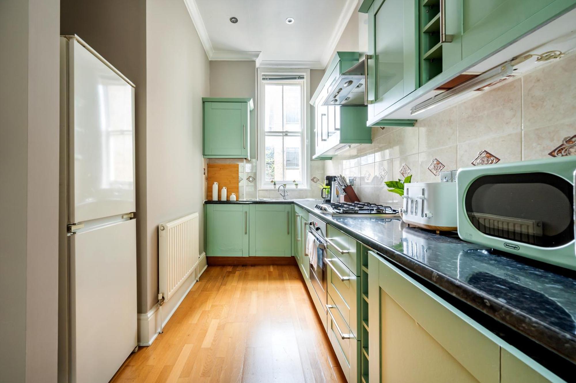 Large 1 Bedroom In Center Of 2 London