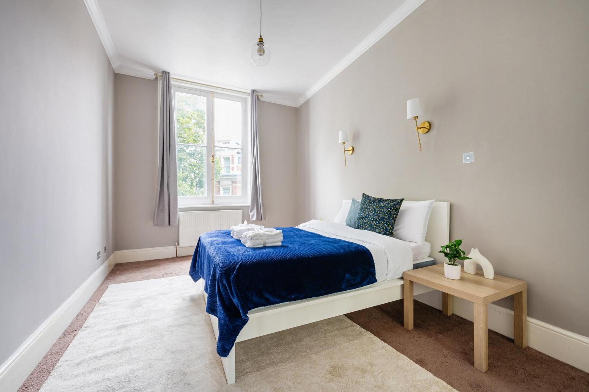 Large 1 Bedroom In Center Of 2 Apartment *