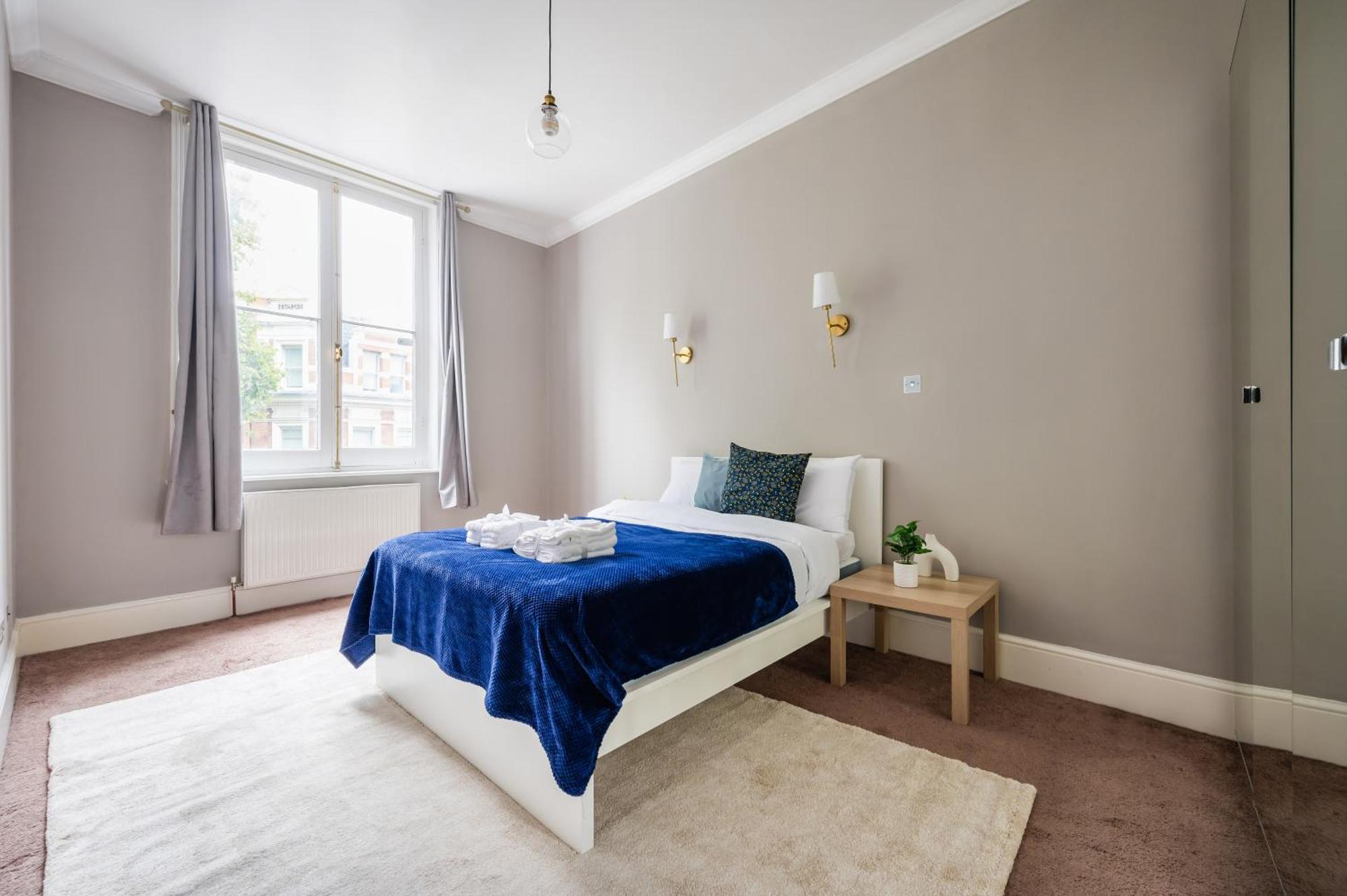 Large 1 Bedroom In Center Of 2 London