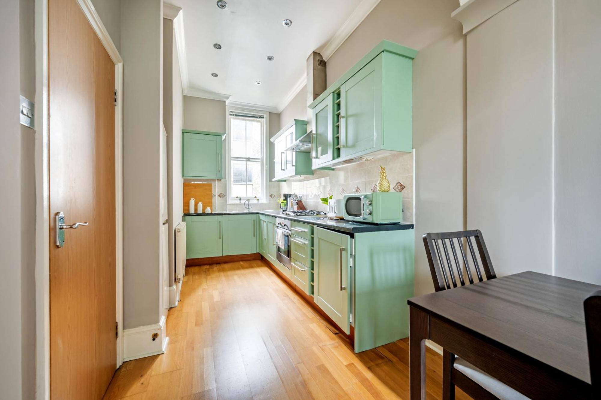 Large 1 Bedroom In Center Of 2