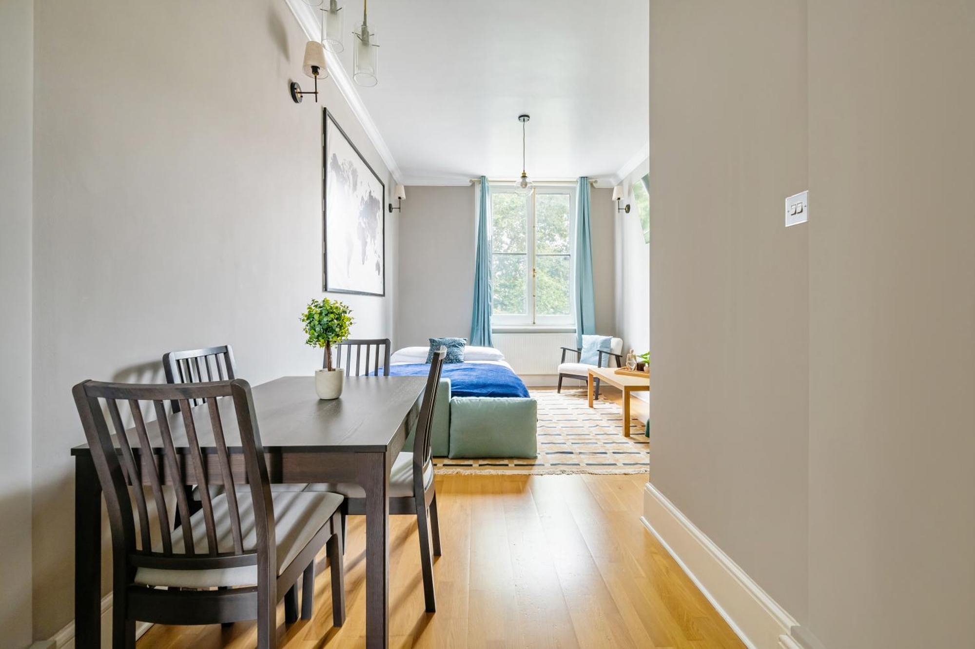 Large 1 Bedroom In Center Of 2 Apartment