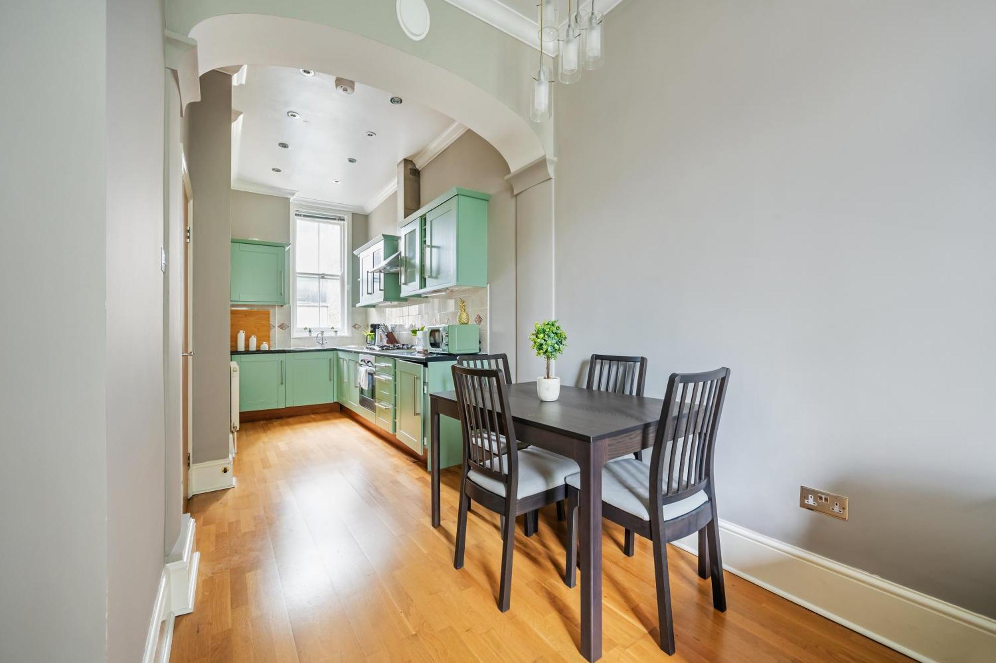 Large 1 Bedroom In Center Of 2