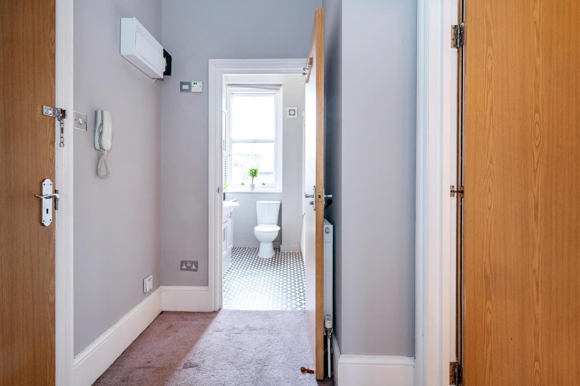 Apartment Large 1 Bedroom In Center Of 2 *